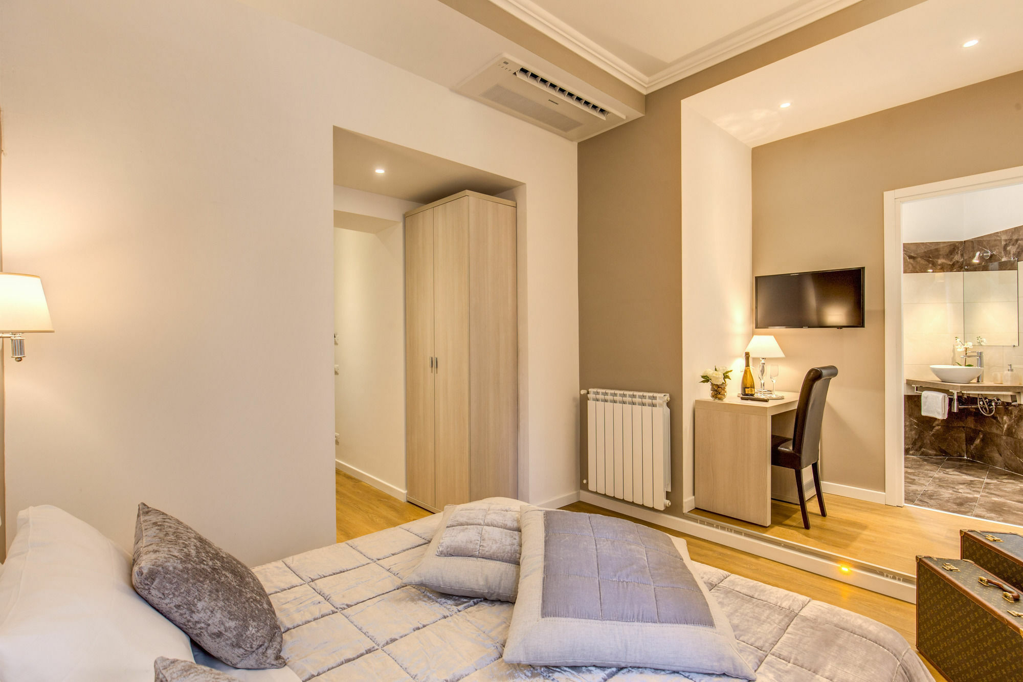 The Bridge Suites Rome Exterior photo